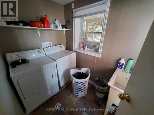 1035 Brough Street, London, ON - Indoor Photo Showing Laundry Room