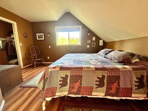 3240 Barriere South Road, Barriere, BC - Indoor Photo Showing Bedroom