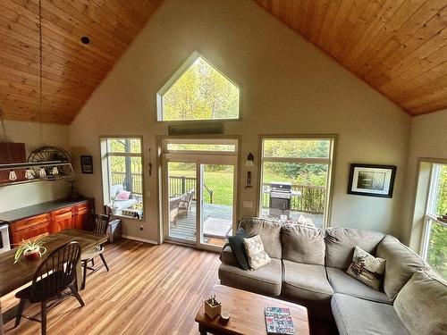 3240 Barriere South Road, Barriere, BC - Indoor Photo Showing Living Room