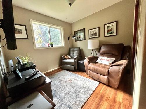 3240 Barriere South Road, Barriere, BC - Indoor Photo Showing Living Room