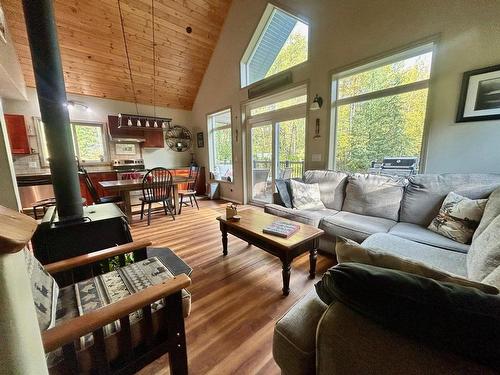 3240 Barriere South Road, Barriere, BC - Indoor Photo Showing Living Room