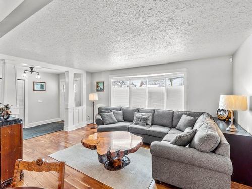 4270 Spurraway Road, Kamloops, BC - Indoor Photo Showing Living Room