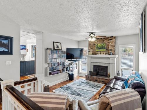 4270 Spurraway Road, Kamloops, BC - Indoor Photo Showing Living Room With Fireplace