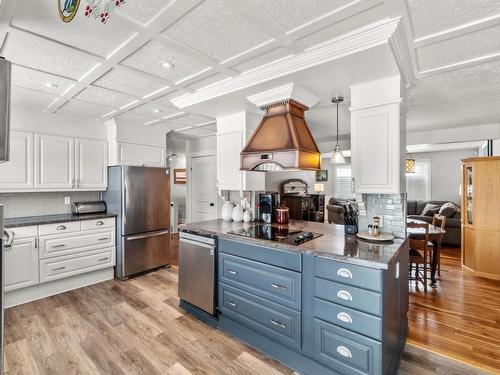 4270 Spurraway Road, Kamloops, BC - Indoor Photo Showing Kitchen