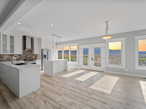 2770 Peregrine Way, Merritt, BC - Indoor Photo Showing Kitchen