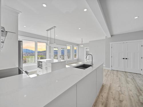 2770 Peregrine Way, Merritt, BC - Indoor Photo Showing Kitchen With Double Sink