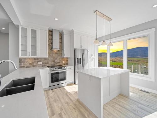 2770 Peregrine Way, Merritt, BC - Indoor Photo Showing Kitchen With Double Sink With Upgraded Kitchen