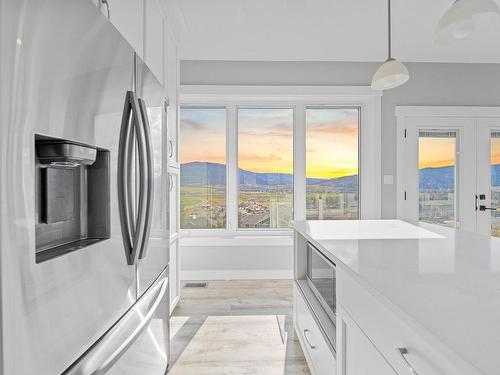 2770 Peregrine Way, Merritt, BC - Indoor Photo Showing Kitchen