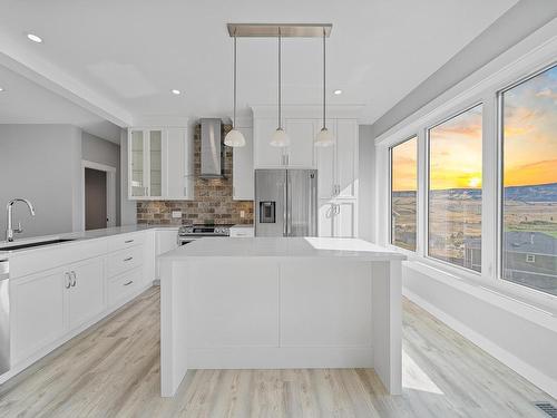 2770 Peregrine Way, Merritt, BC - Indoor Photo Showing Kitchen With Upgraded Kitchen