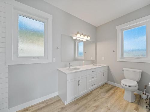 2770 Peregrine Way, Merritt, BC - Indoor Photo Showing Bathroom