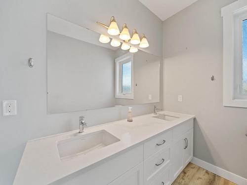 2770 Peregrine Way, Merritt, BC - Indoor Photo Showing Bathroom