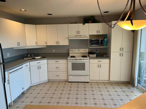 54-1950 Braeview Place, Kamloops, BC - Indoor Photo Showing Kitchen