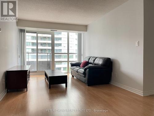 617 - 35 Hollywood Avenue, Toronto, ON - Indoor Photo Showing Living Room