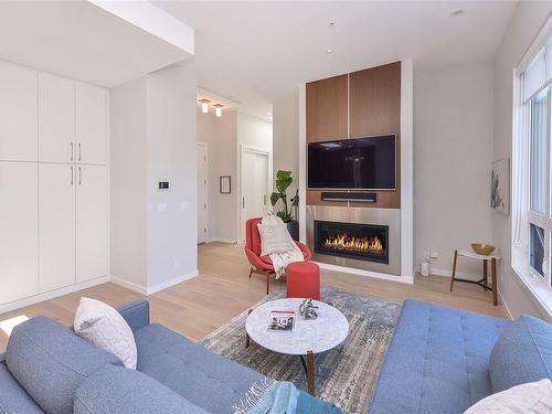 Ph3-2285 Bowker Ave, Oak Bay, BC - Indoor Photo Showing Living Room With Fireplace