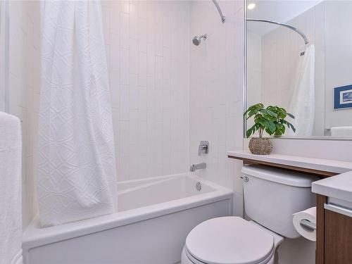 Ph3-2285 Bowker Ave, Oak Bay, BC - Indoor Photo Showing Bathroom