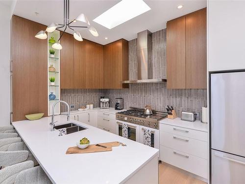 Ph3-2285 Bowker Ave, Oak Bay, BC - Indoor Photo Showing Kitchen With Upgraded Kitchen