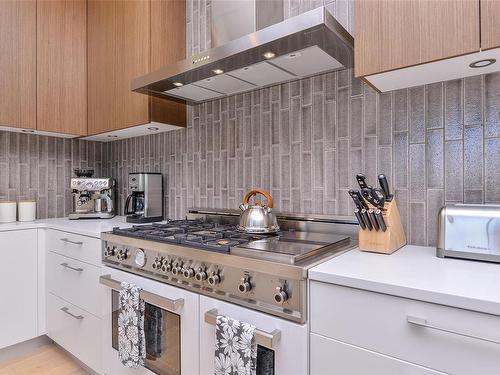 Ph3-2285 Bowker Ave, Oak Bay, BC - Indoor Photo Showing Kitchen