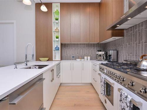 Ph3-2285 Bowker Ave, Oak Bay, BC - Indoor Photo Showing Kitchen With Double Sink With Upgraded Kitchen