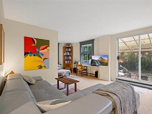 102-120 Douglas St, Victoria, BC - Indoor Photo Showing Living Room