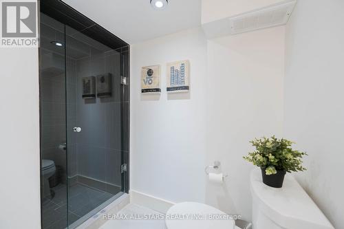 22 Fielding Avenue, Toronto, ON - Indoor Photo Showing Bathroom