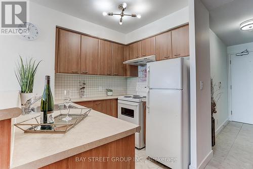 1815 - 38 Lee Centre Drive, Toronto, ON - Indoor Photo Showing Kitchen