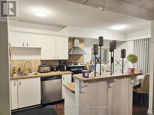 520 - 1000 Cedarglen Gate, Mississauga, ON - Indoor Photo Showing Kitchen