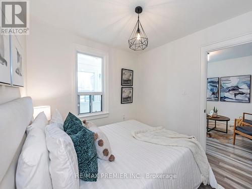 1098 Eastmount Avenue, Mississauga, ON - Indoor Photo Showing Bedroom