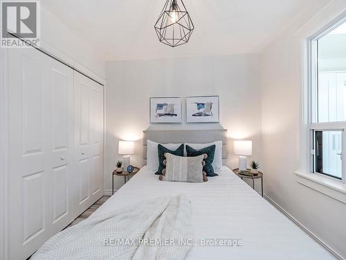 1098 Eastmount Avenue, Mississauga, ON - Indoor Photo Showing Bedroom