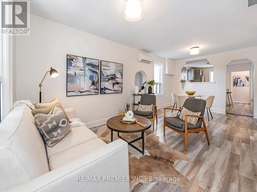 1098 Eastmount Avenue, Mississauga, ON - Indoor Photo Showing Living Room