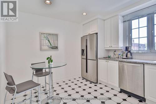 129 - 2289 Lake Shore Boulevard W, Toronto, ON - Indoor Photo Showing Kitchen