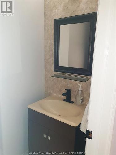 5477 Empress Street, Windsor, ON - Indoor Photo Showing Bathroom