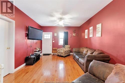 1127 Hickory Road, Windsor, ON - Indoor Photo Showing Living Room