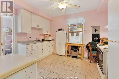 1127 Hickory Road, Windsor, ON - Indoor Photo Showing Kitchen