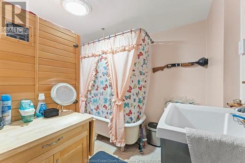 1127 Wellington Avenue, Windsor, ON - Indoor Photo Showing Bathroom