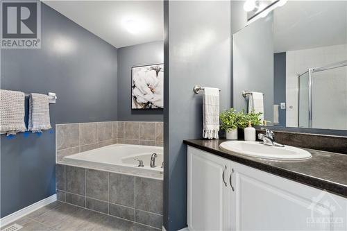 ensuite w. soaker tub - 136 Quito Private, Ottawa, ON - Indoor Photo Showing Bathroom