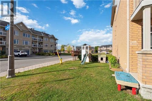 desirable side yard - 136 Quito Private, Ottawa, ON - Outdoor With Balcony