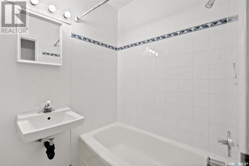 424 3Rd Avenue N, Saskatoon, SK - Indoor Photo Showing Bathroom