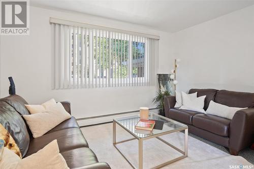 424 3Rd Avenue N, Saskatoon, SK - Indoor Photo Showing Living Room