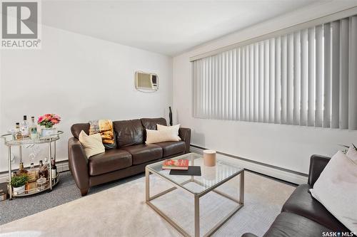 424 3Rd Avenue N, Saskatoon, SK - Indoor Photo Showing Living Room