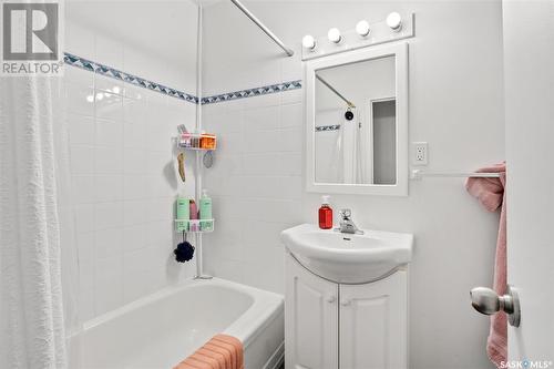 424 3Rd Avenue N, Saskatoon, SK - Indoor Photo Showing Bathroom