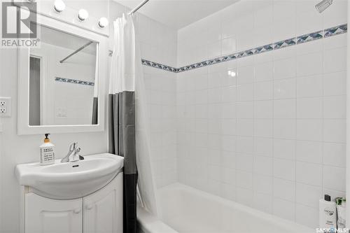 424 3Rd Avenue N, Saskatoon, SK - Indoor Photo Showing Bathroom