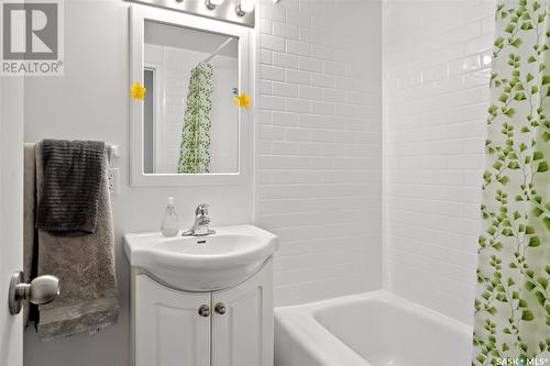 424 3Rd Avenue N, Saskatoon, SK - Indoor Photo Showing Bathroom