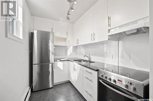 424 3Rd Avenue N, Saskatoon, SK - Indoor Photo Showing Kitchen With Double Sink With Upgraded Kitchen