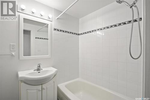 424 3Rd Avenue N, Saskatoon, SK - Indoor Photo Showing Bathroom