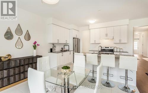 176 Lumb Drive, Cambridge, ON - Indoor Photo Showing Kitchen With Upgraded Kitchen