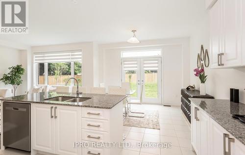 176 Lumb Drive, Cambridge, ON - Indoor Photo Showing Kitchen With Double Sink With Upgraded Kitchen