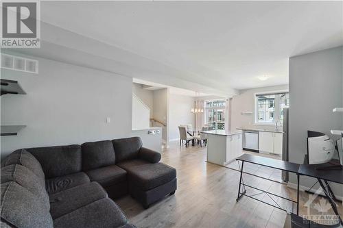 507 Clemency Crescent, Ottawa, ON - Indoor Photo Showing Living Room