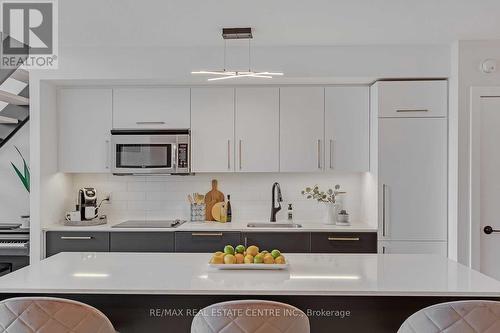 407 - 5 Hanna Avenue, Toronto, ON - Indoor Photo Showing Kitchen With Upgraded Kitchen