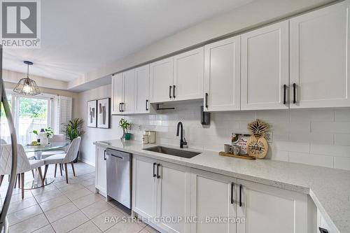 68 Collis Drive, Aurora, ON - Indoor Photo Showing Kitchen