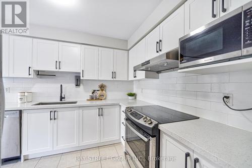 68 Collis Drive, Aurora, ON - Indoor Photo Showing Kitchen With Upgraded Kitchen